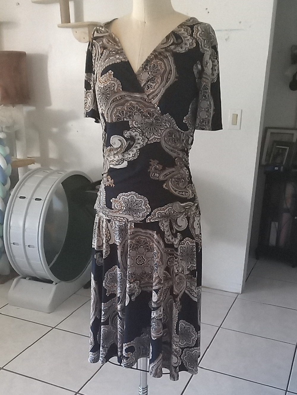 Women’s Black and Gray Midi Dress - Elegant Floral Print